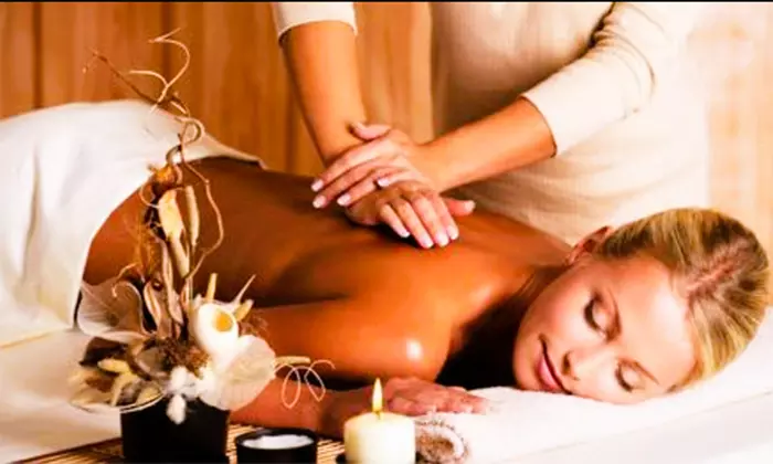 Massage relaxant avec beauté des mains ou soin du visage