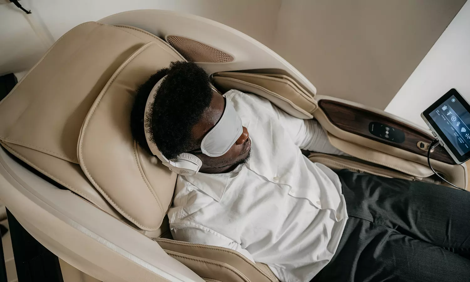 Betreed de oase van ontspanning: Full Body massagestoel in hartje Adam