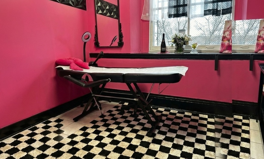 Image 2: Smooth Skin, Zero Stress: Expert Waxing at Vanity Candy