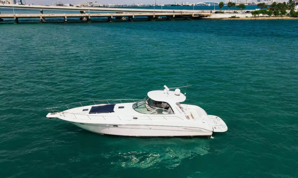 2 or 3 Hours Sea Ray Sundeck 26' Sunset Cruise for Up to 8 People 