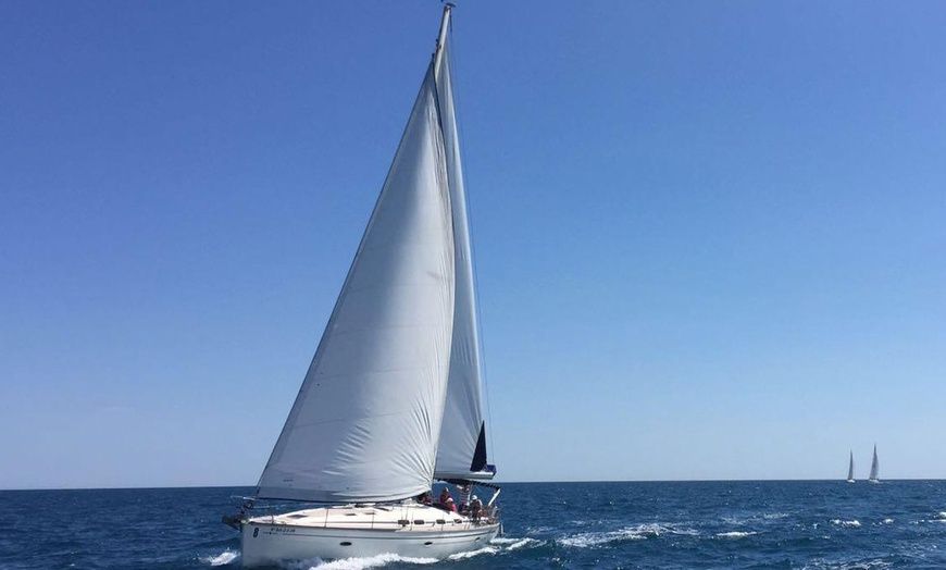 Image 3: Paseo en barco de 2 a 9 personas