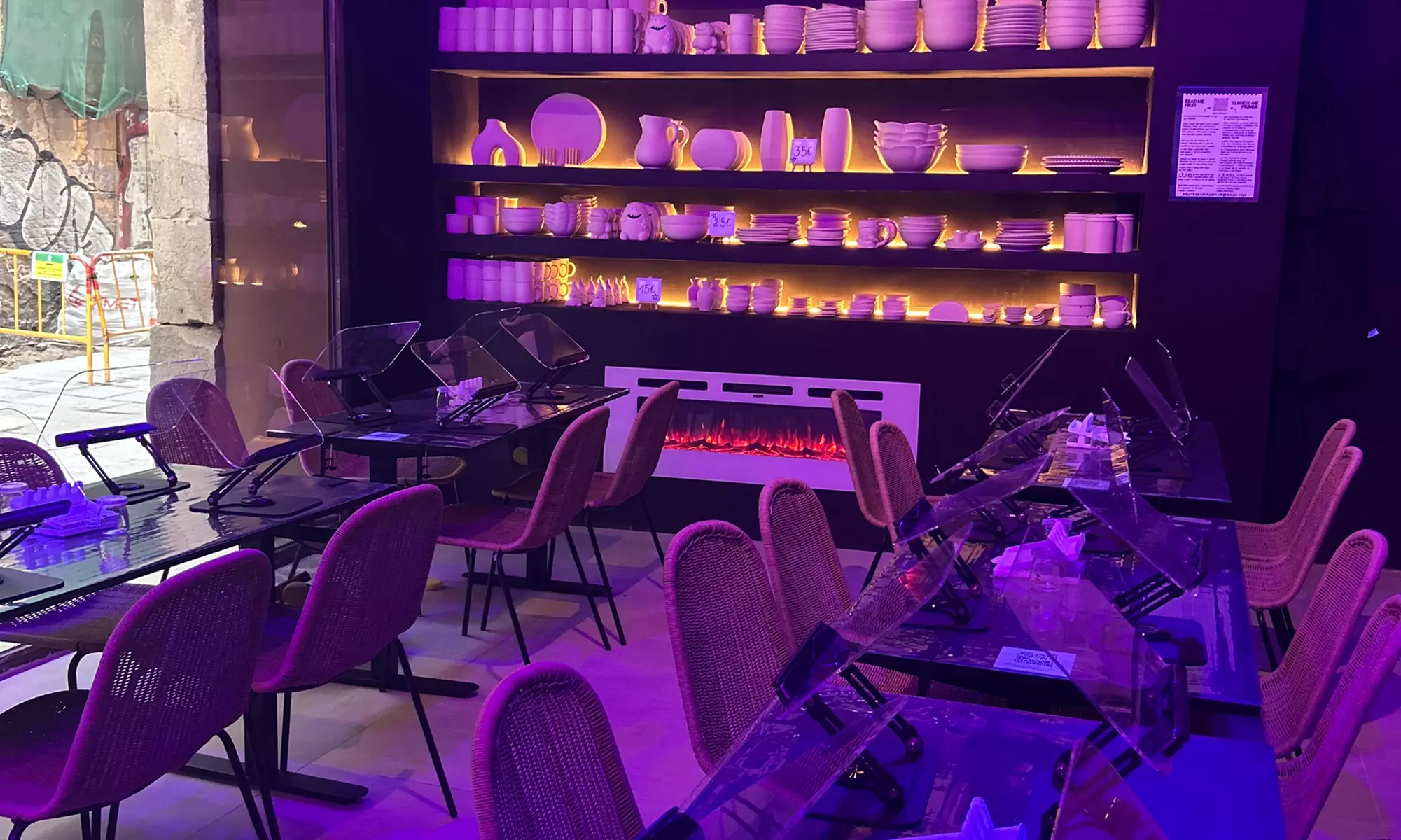 Taller de pintura de abanicos fluorescentes con bebida y cheesecake