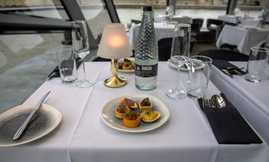 Image 4: Thames Dinner Cruise with 3-Course Meal & Live Entertainment