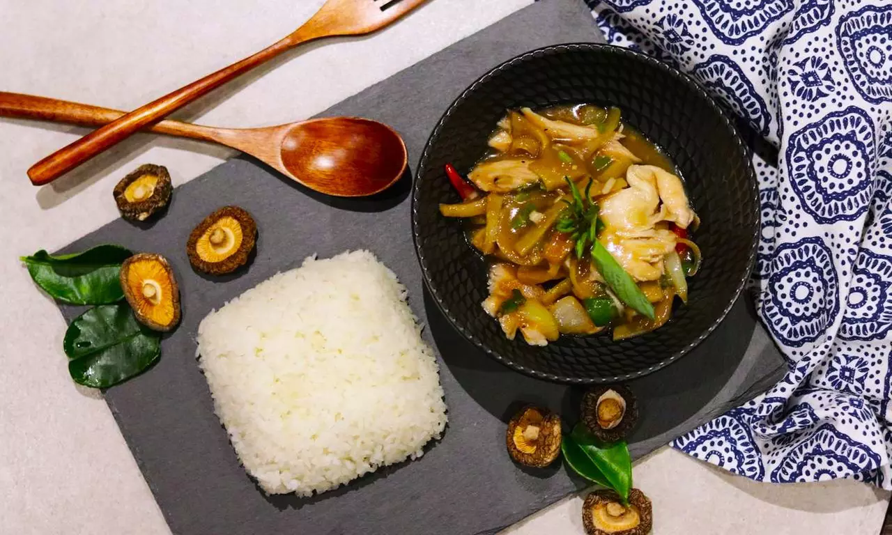 Savor Thai Flavours: Indulge in a Starter, Main, and Ale/Wine Combo