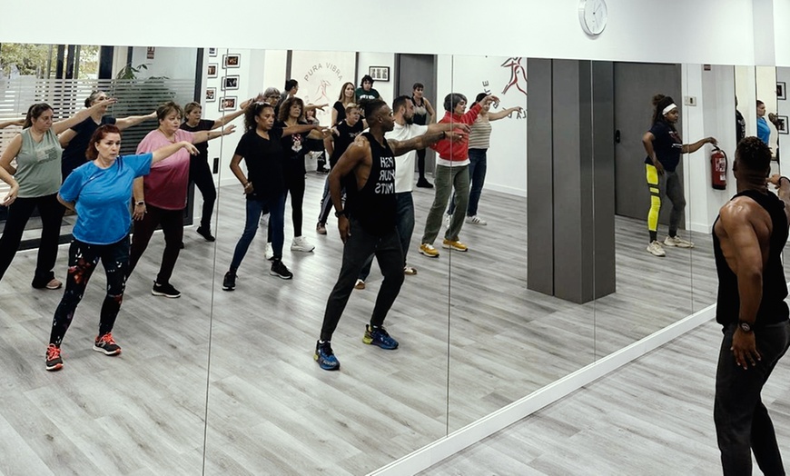 Image 1: Clases de bachata y salsa iniciación 