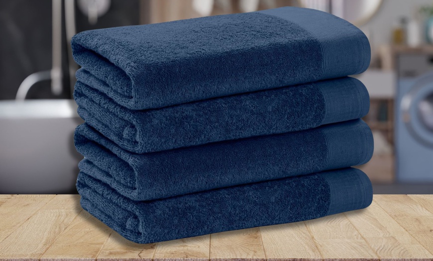 Image 7: Pack of Four Egyptian Cotton 550gsm Bath Towels
