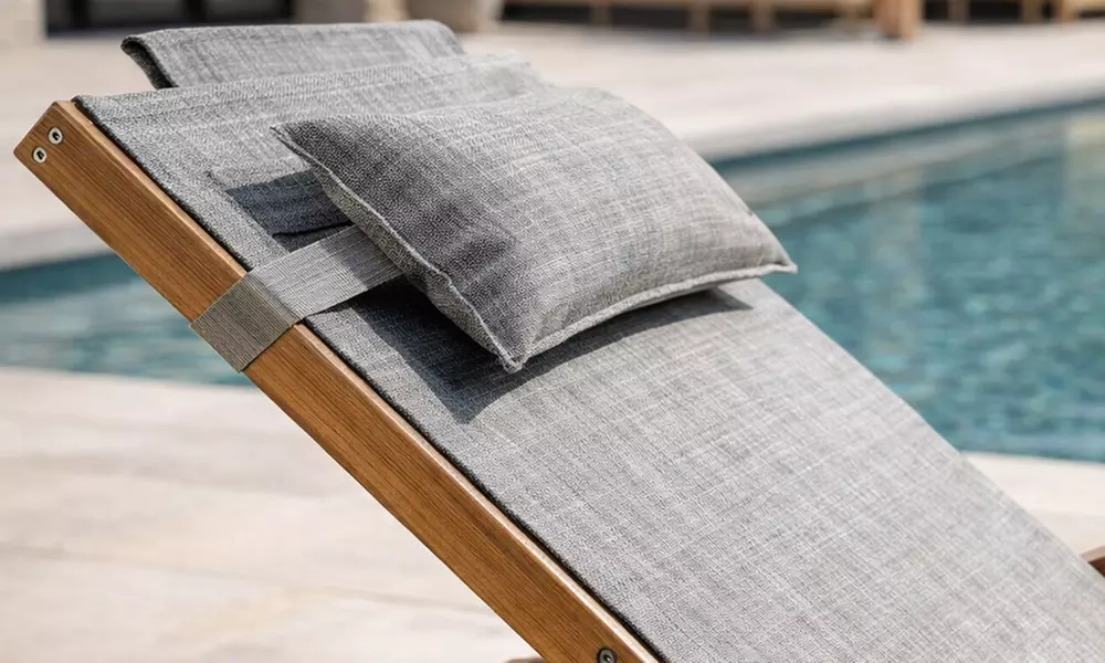 Transat en bois et toile avec accoudoirs et têtière ajustable Kocoon