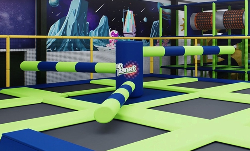 Image 3: Skoczna rozrywka przez cały tydzień: bilety do parku trampolin