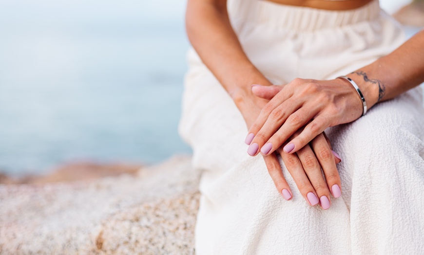Image 1: Presume de uñas con una sesión de manicura, pedicura o ambas para 1 