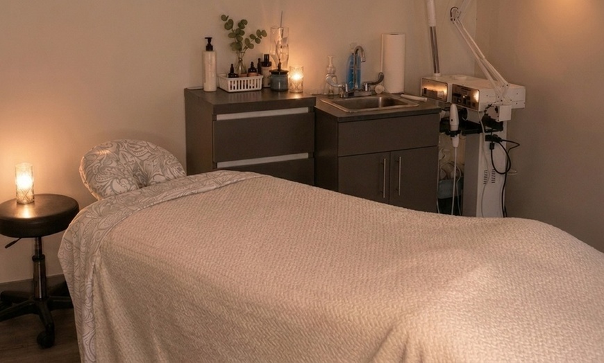 Image 2: Swedish Relaxation Massage with Hot Stones & Essential Oil 