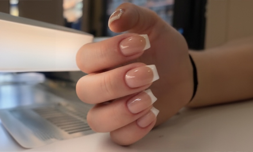 Image 4: Beauté des ongles : gainage et vernis semi-permanent
