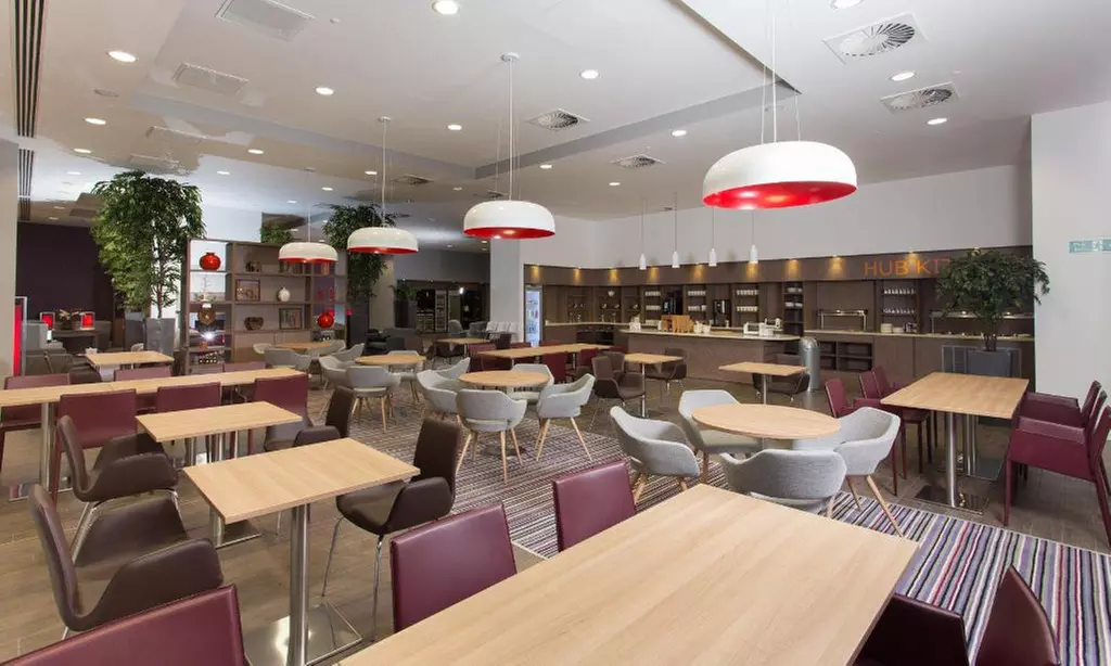 Birmingham: 4* Studio Suite Room with Breakfast and a Bottle of Wine