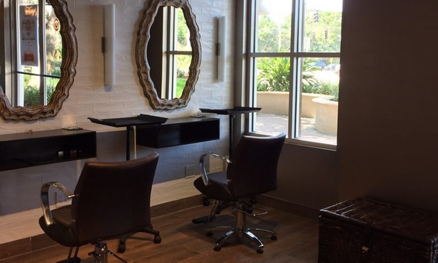 Image 2: Frizz-Free, Smooth Hair: Keratin Treatment & Blow-dry