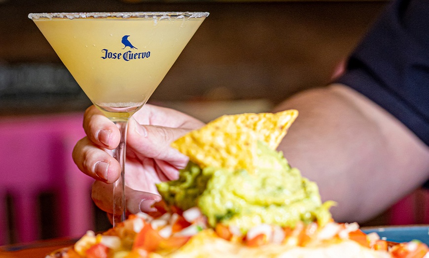 Image 14: Menú degustación mexicano con nachos, tacos y bebida para 2 personas 