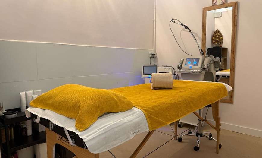 Image 2: Limpieza facial y opción a radiofrecuencia en rostro, cuello y escote