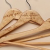 Image 1: Personalisierte Kleiderbügel aus Holz mit Namen und Datum