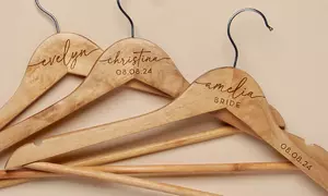 Personalisierte Kleiderbügel aus Holz mit Namen und Datum in deinem Wunschdesign (bis zu 83% sparen)