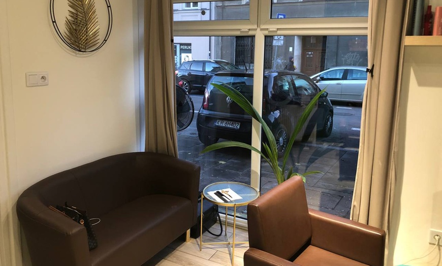 Image 3: Zadbaj o swoje włosy – koloryzacja, strzyżenie i regeneracja