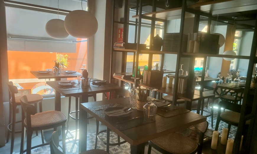 Image 13: Menú mediterráneo completo para 2 o 4 con opción a vino en El Carmen