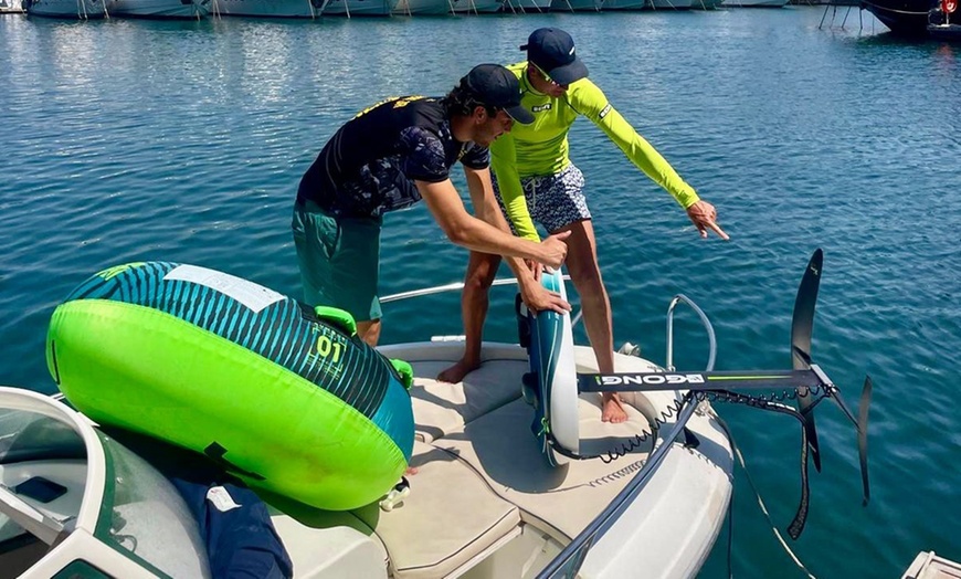 Image 13: Experiencia acuática de 1 h: paseo en barco y flotador de arrastre