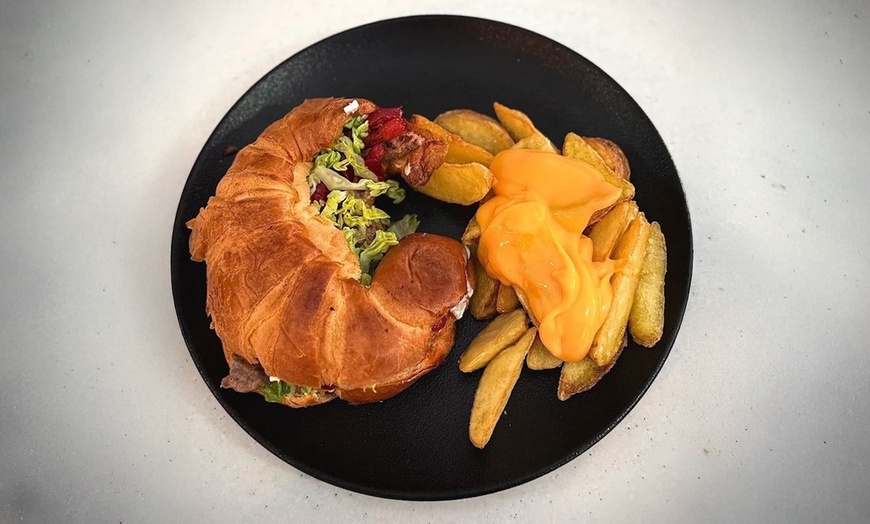 Image 5: Buffet libre de entrantes y burgers para 2 personas con bebida