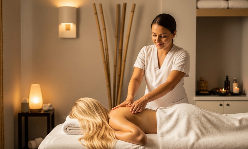 Image 1: Massage au choix avec Soin And Well