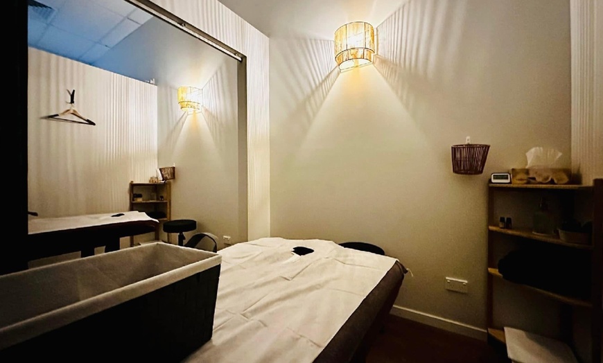 Image 2: Unwind With a 45,60,80 or 100 Min Full Body Massage 