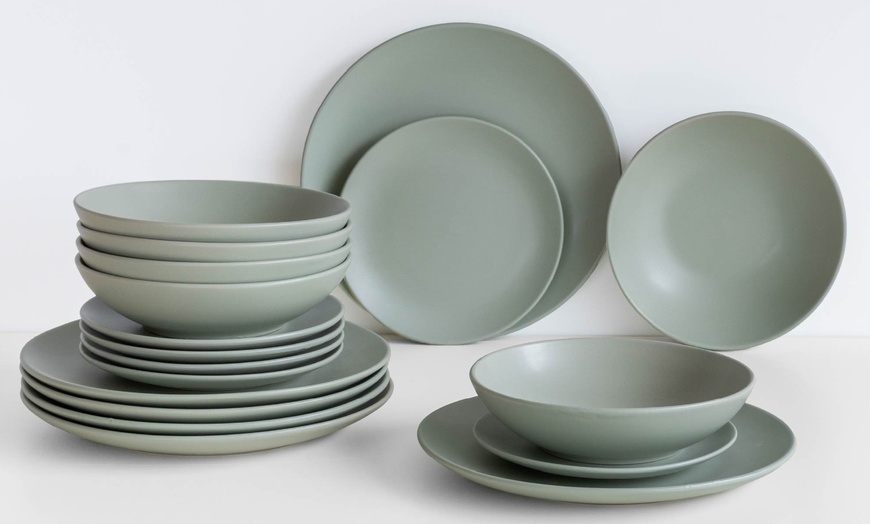 Image 2: Servizio di 18 piatti in porcellana