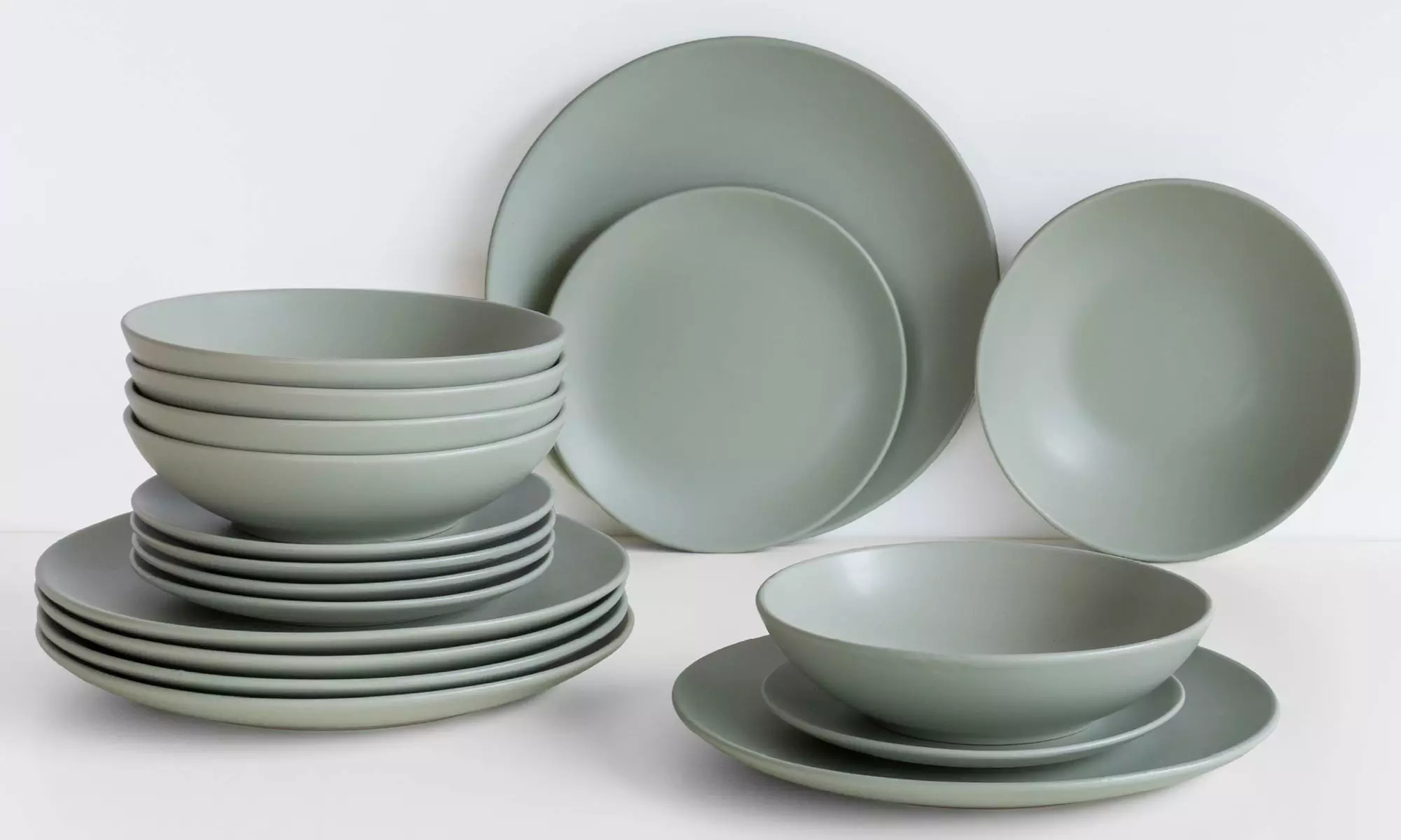 Servizio di 18 piatti in porcellana