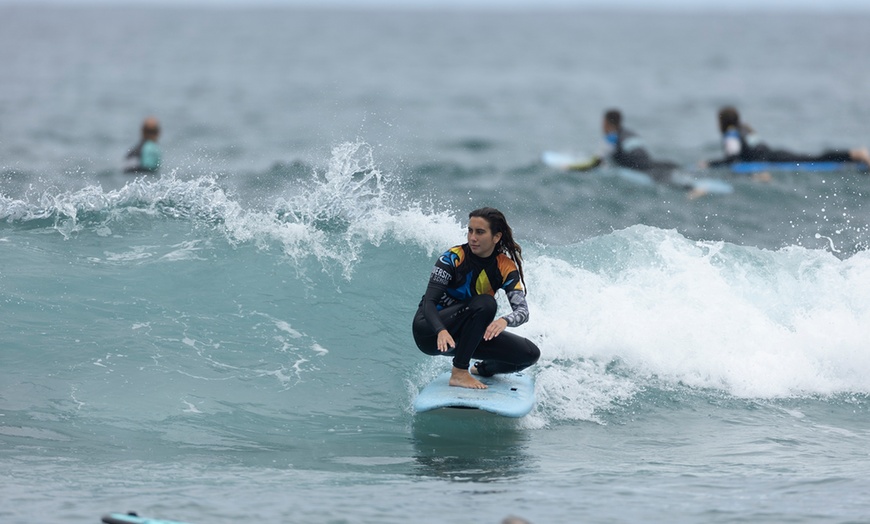 Image 2: Curso de iniciación al surf de 2 h para 1 o 2 en grupos reducidos 