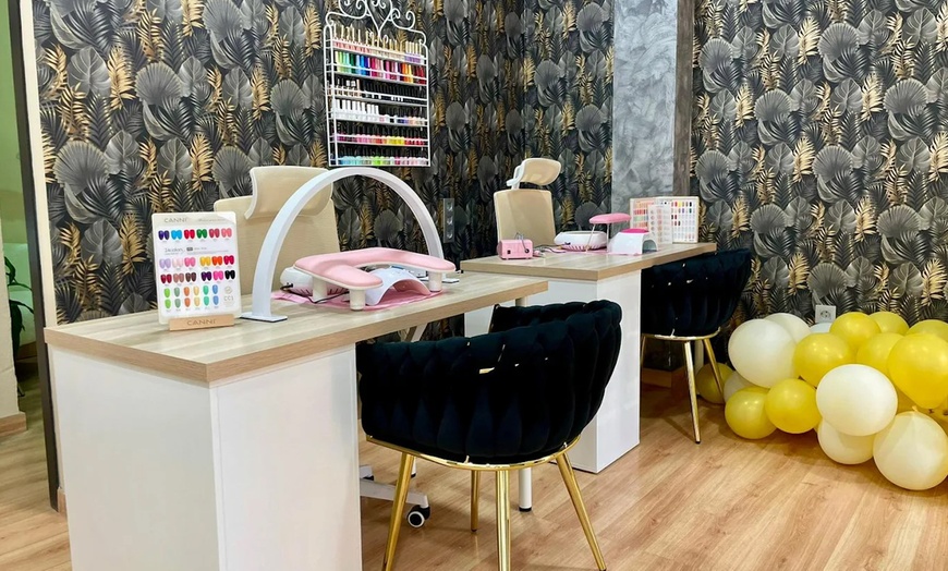 Image 15: Presume de uñas con una sesión de manicura, pedicura o ambas para 1 