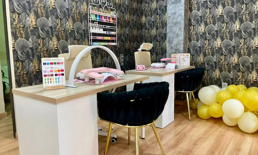 Image 15: Presume de uñas con una sesión de manicura, pedicura o ambas para 1 