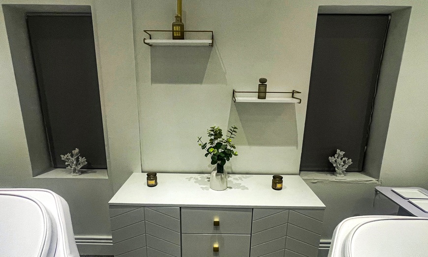 Image 3: Relax with 30 or 60-Min Full Body, Back Massage or Mini Hydra Facial 