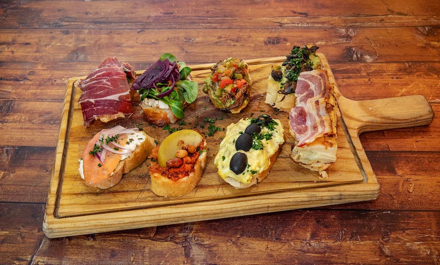 Image 1: ¡Menudo planazo! Ven a probar 10 o 20 pinchos para 2 o 4 personas