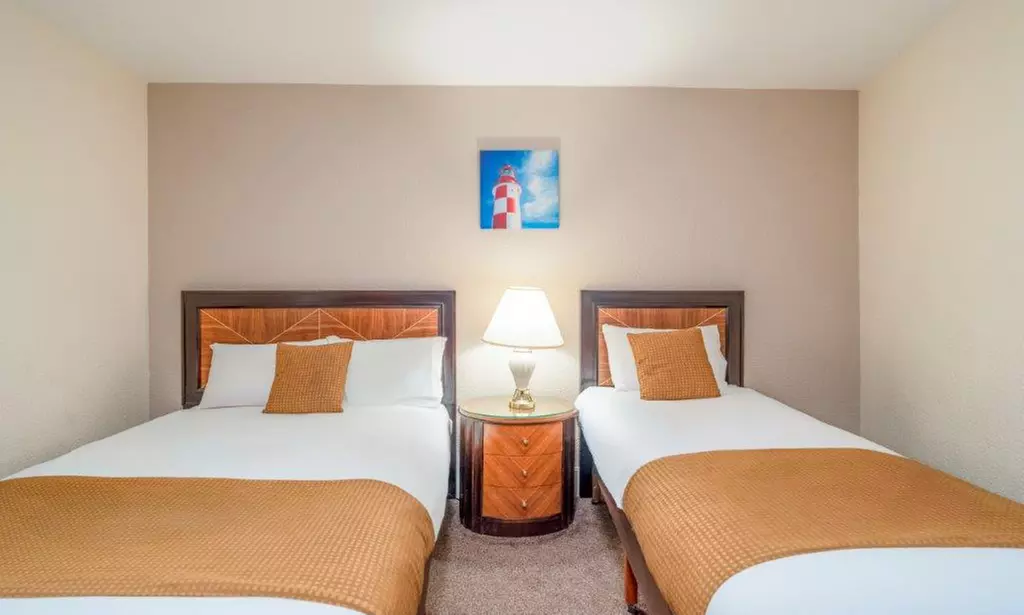 Scarborough: Standard Double or Twin Room with Breakfast and Wi-Fi