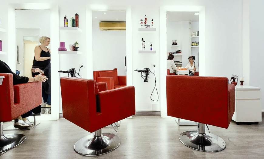 Image 2: Sesión de peluquería con lavado y corte y opción a mascarilla y masaje
