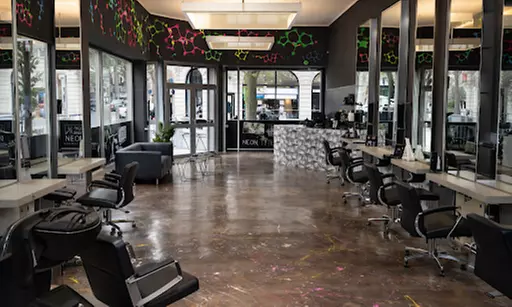 Waschen und Föhnen, optional mit Haarschnitt, Glossing und Ansatzfarbe