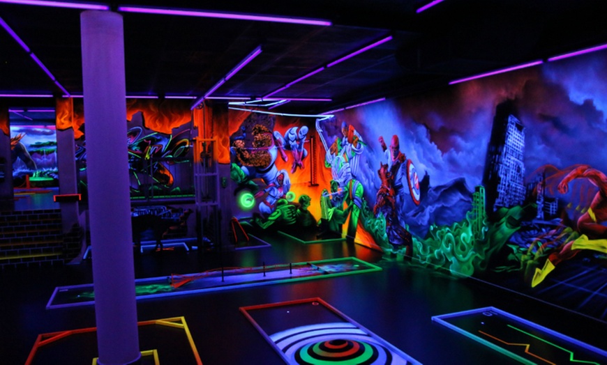 Image 3: Spiel, Spaß und 3D-Effekte: Schwarzlicht-Minigolf inkl. Ausrüstung