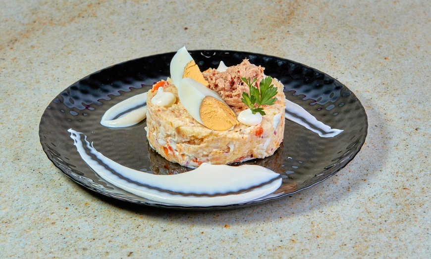 Image 2: Menú para 2 o 4 personas con entrantes, principales, postres y bebida
