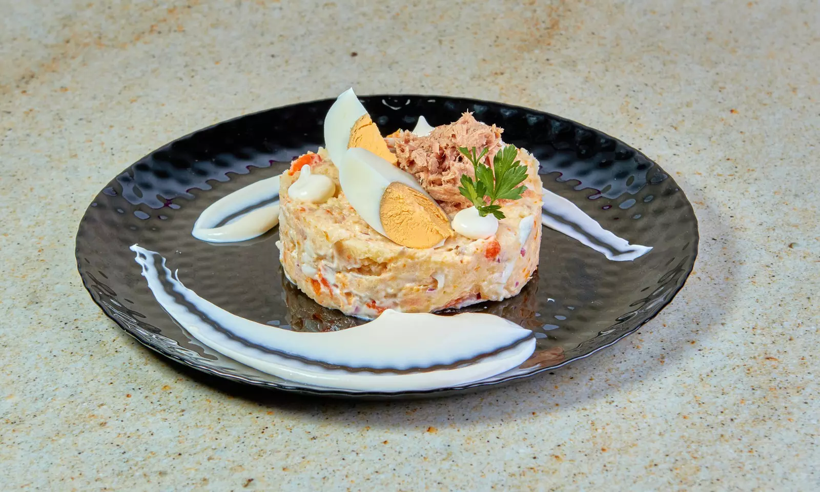 Menú para 2 o 4 personas con entrantes, principales, postres y bebida