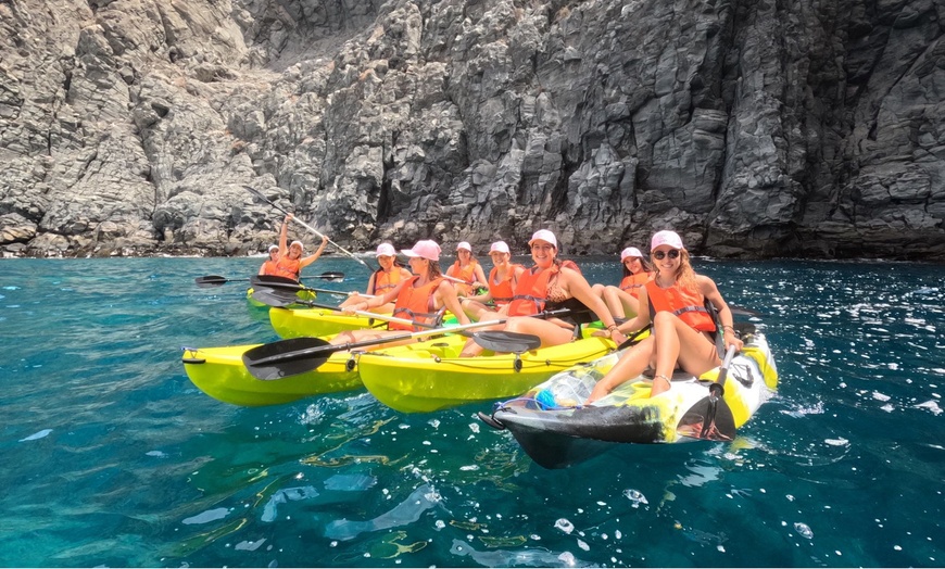 Image 2: Explora la bahía de las tortugas en kayak doble con snorkel