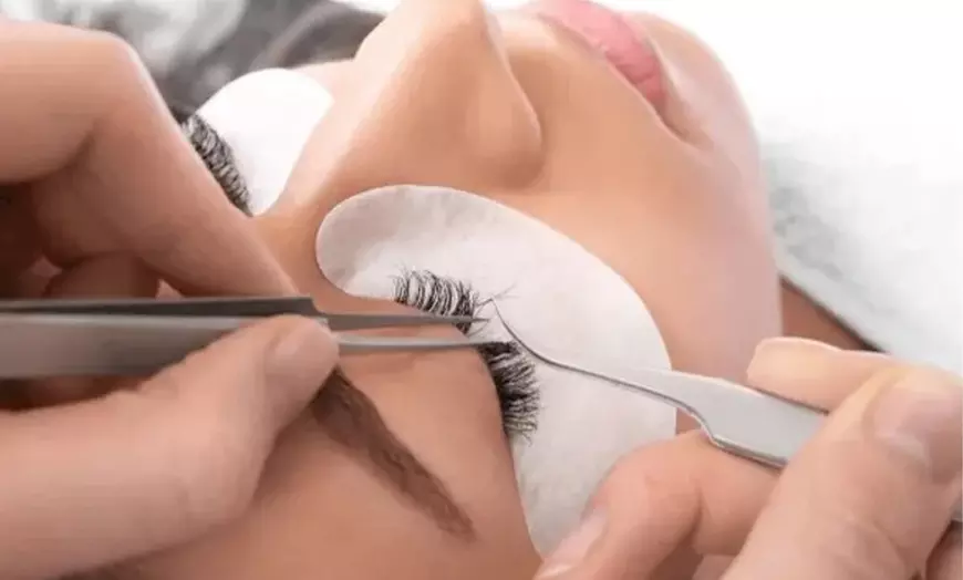 Image 2: Extensiones de pestañas con volumen a elegir para 1 persona