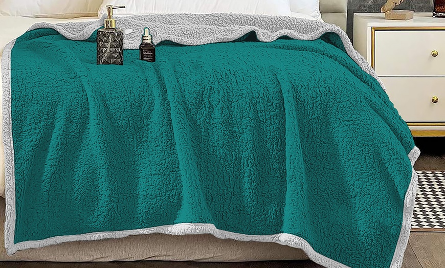 Image 9: Manta cálida con tacto de borreguito y microfibra suave