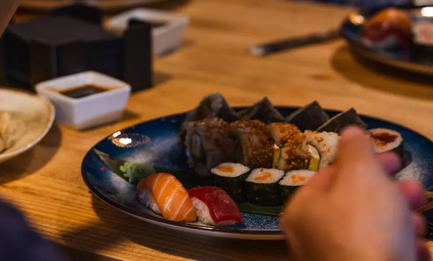 Image 1: Menú de sushi para 2 o 4 personas