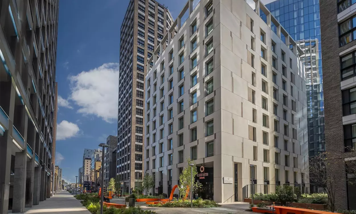 London: 4* Stay for Two with Breakfast & Drinks