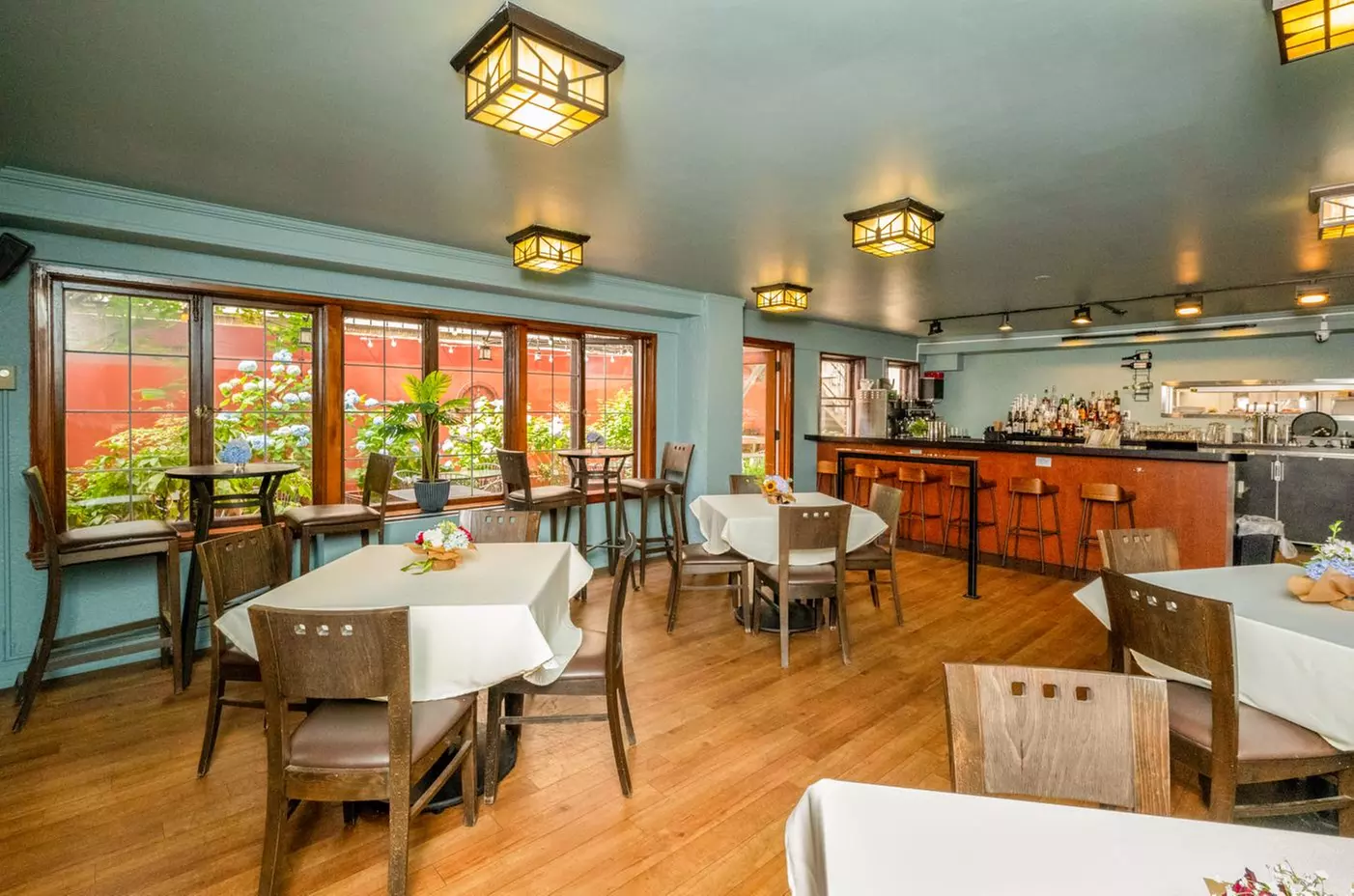 Classic Comfort and Skyline Views in Seattle's First Hill District
