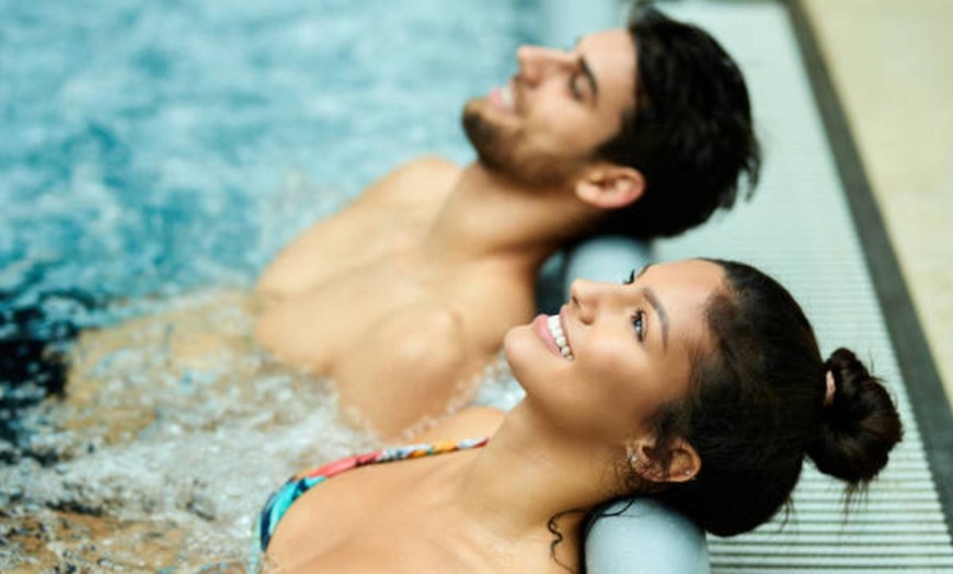 Image 10: Circuito Spa con copa de cava y opción a masaje para 1 o 2 personas