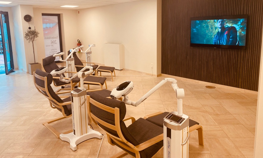 Image 1: Onthul je helderste smile met professionele tandenbleek behandeling