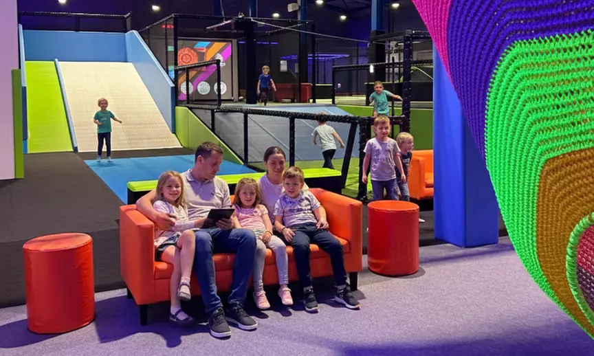 Skoczna zabawa każdego dnia dla dzieci i dorosłych w parku trampolin