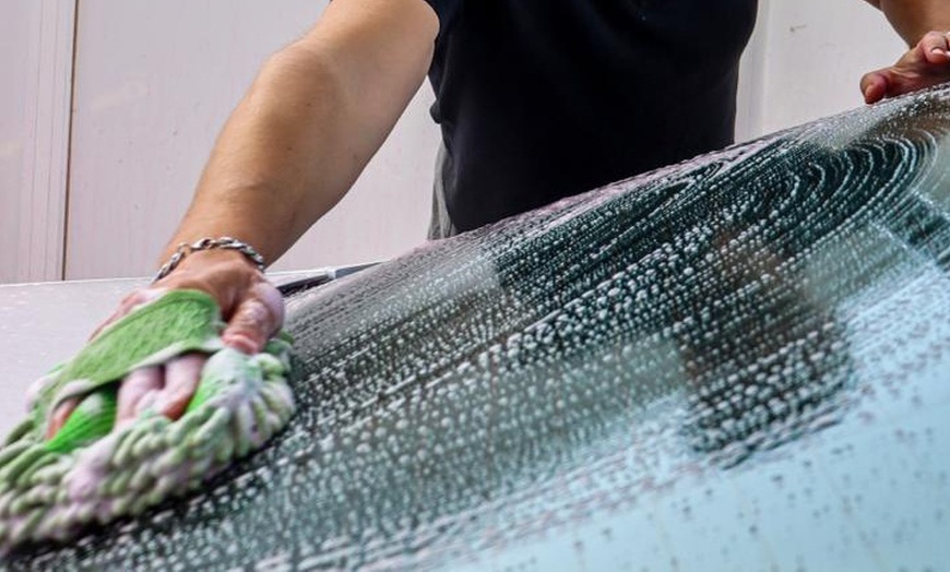 Image 6: Lavado de coche completo a elegir entre clásico, detallado o prémium